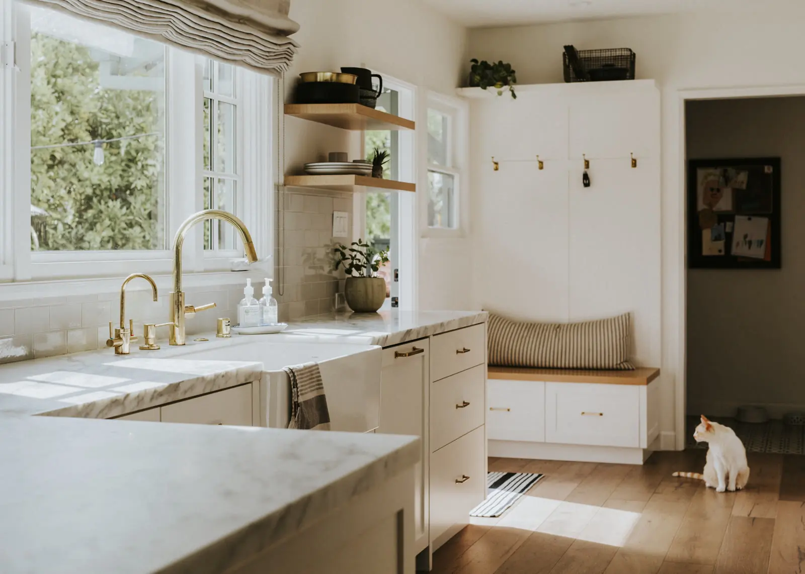 Cuisine claire avec plan de travail en marbre