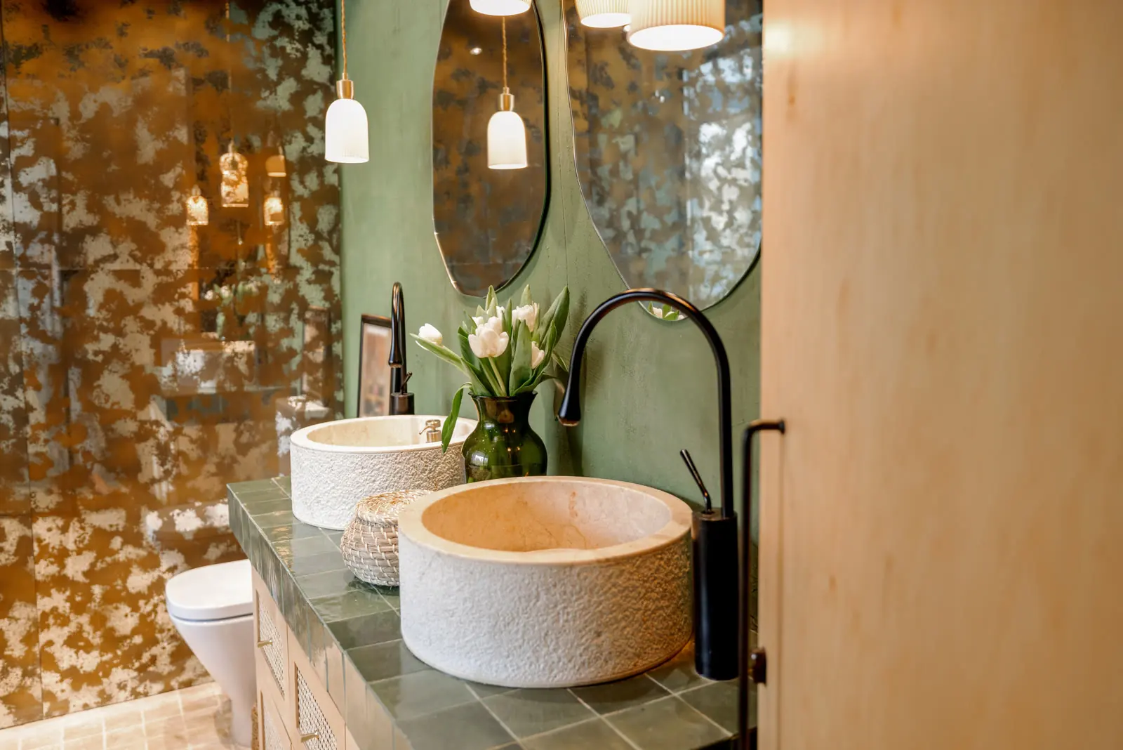 Salle de bains avec double vasque et miroirs suspendus