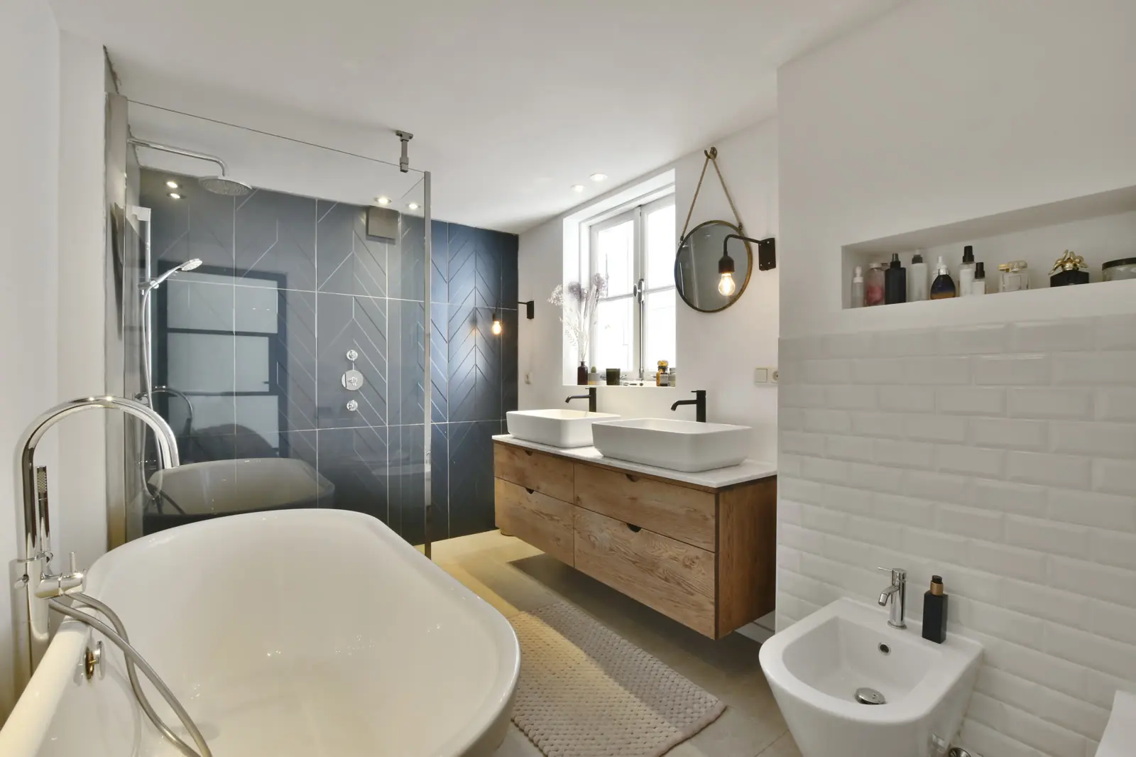 Salle de bains avec baignoire îlot, douche et double vasque bois