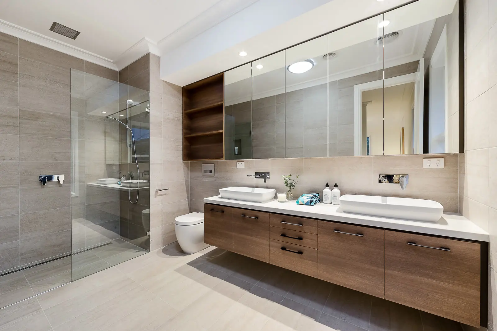 Salle de bains rénovée à Toulouse avec douche à l'italienne et double vasque