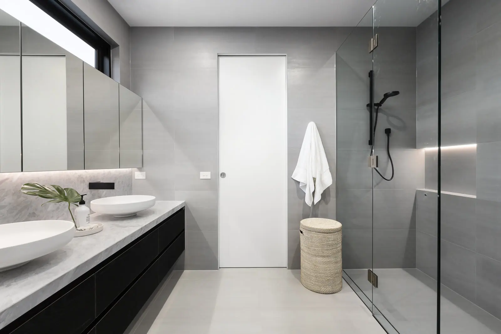 Salle de bains carrelage gris pleine hauteur et sanitaires blancs