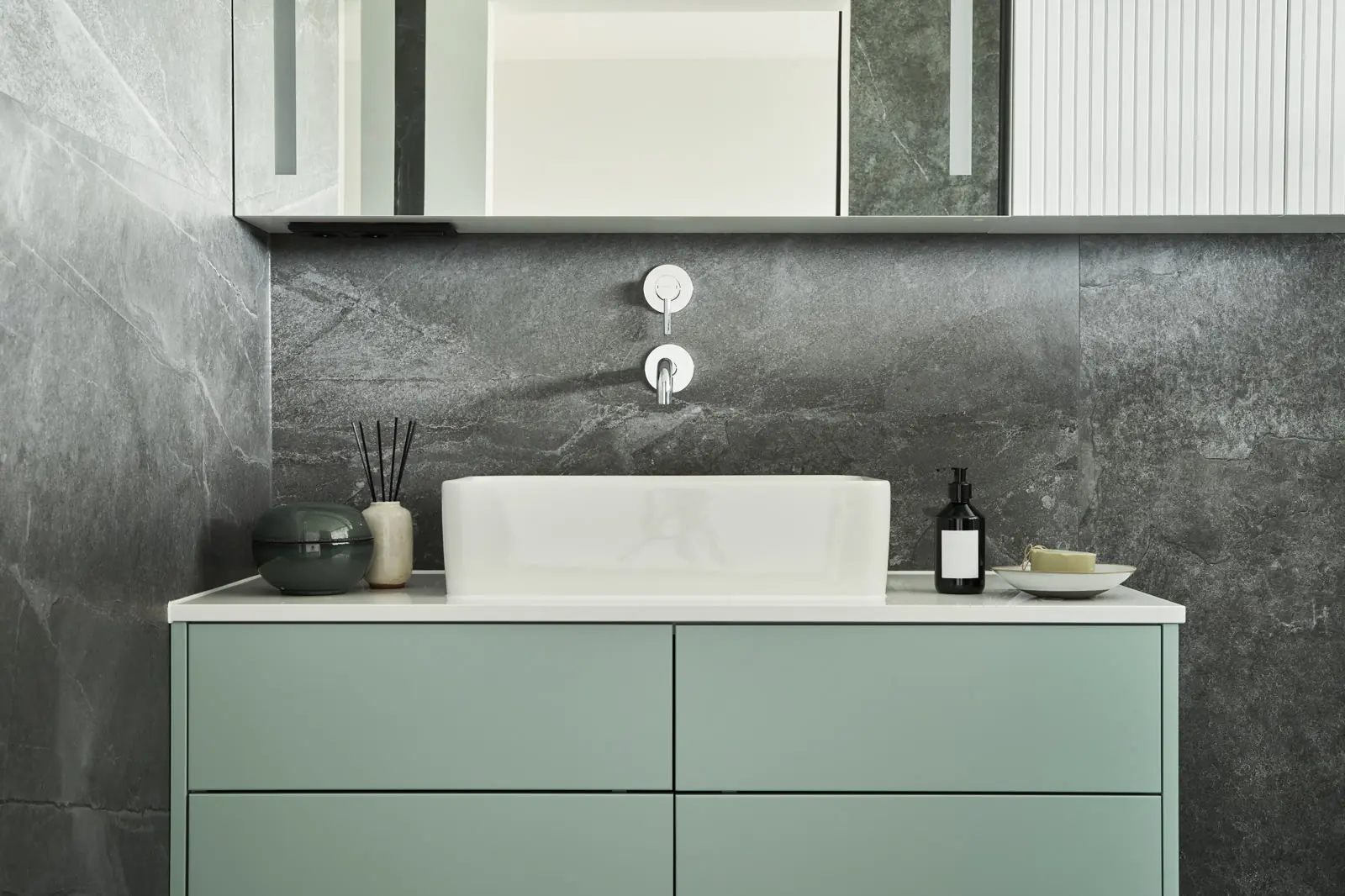 Salle de bains après rénovation à Toulouse, faïence grise et vasque design